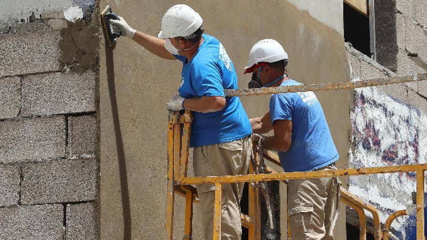 Obreros de la construcción este lunes, 20 de abril de 2020, trigésimo séptimo día de la declaración del estado de alarma.