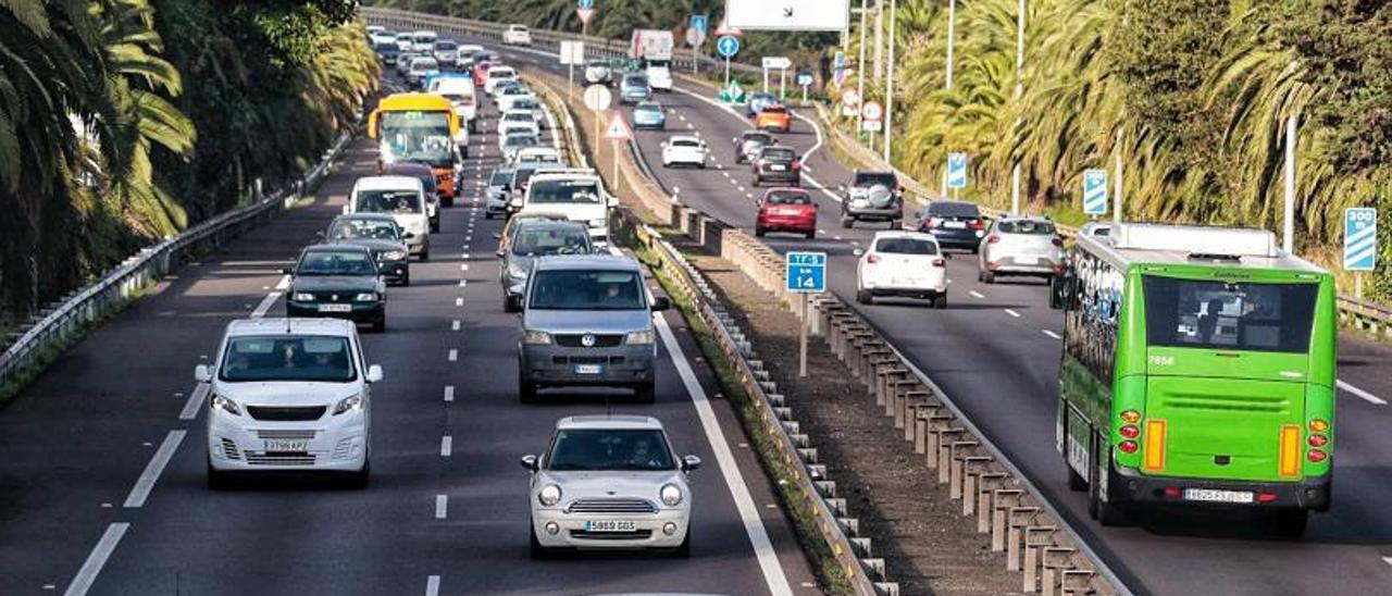 Atascos en la autopista del Norte (TF-5), en dirección al área metropolitana.