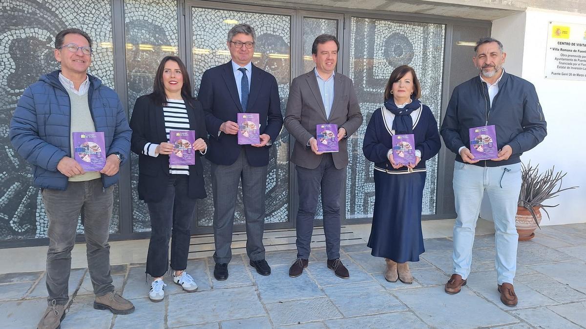 Alcaldes y técnicos muestran la guía de Caminos de Pasión.