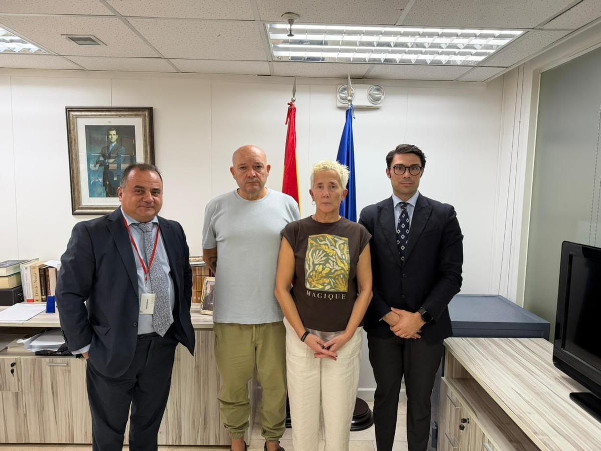 Los padres de Diego Bello, Pilar Lafuente y Alfonso Bello, junto al cónsul de España en Filipinas, Ignacio Sánchez Taboada, y el abogado Guillermo Mosquera.