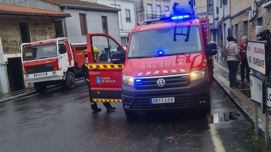 Un incendio en una vivienda en Bande destruye un dormitorio y afecta a otro