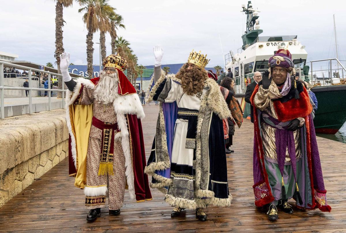 Los Reyes Magos llegan al puerto de Alicante en una tarde marcada por el frío y la lluvia