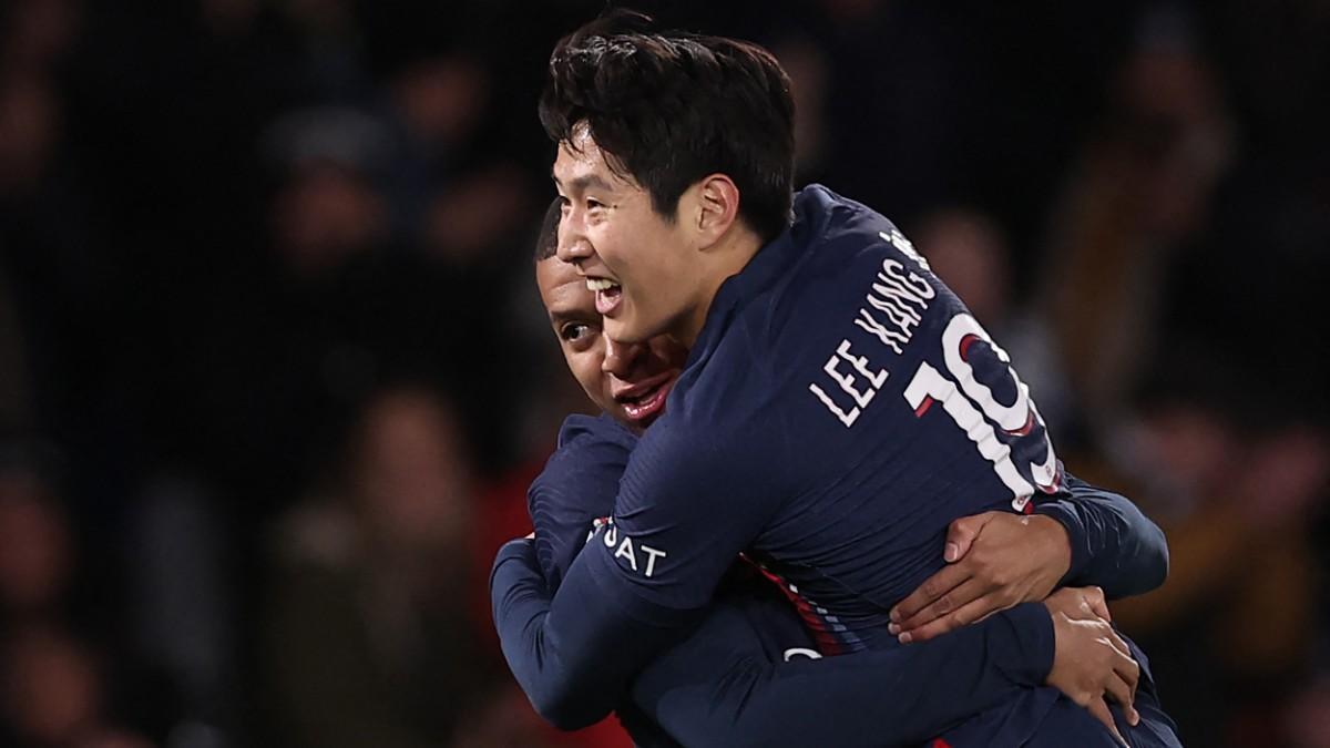 Kang In Lee celebrando con Kylian Mbappé