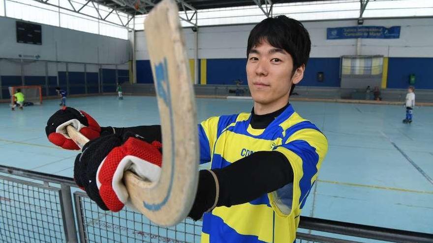 Akira Yamanaka posa con el &#039;stick&#039; en el pabellón del colegio Compañía de María.