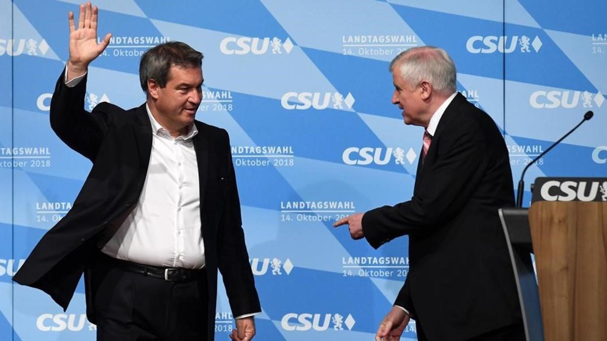 Markus Soeder (Izquierda), primer ministro de Baviera, y Horst Seehofer, ministro del Interior federal.