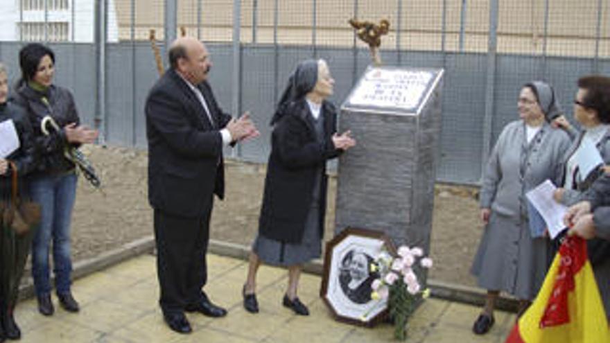 Mula dedica un jardín a la Madre Amalia