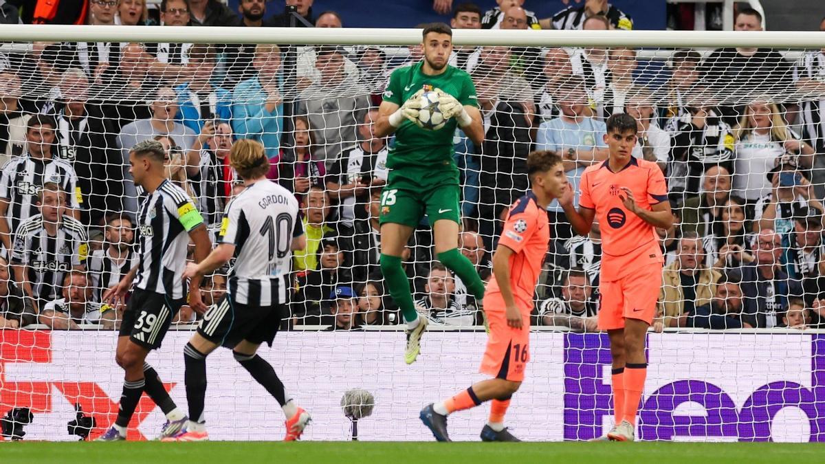 Joan Garcia debutó en la Champions con una gran actuación