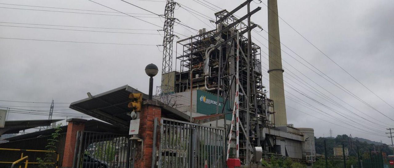 Las instalaciones de la central térmica de Lada, en proceso de desmantelamiento. | M. A. G.