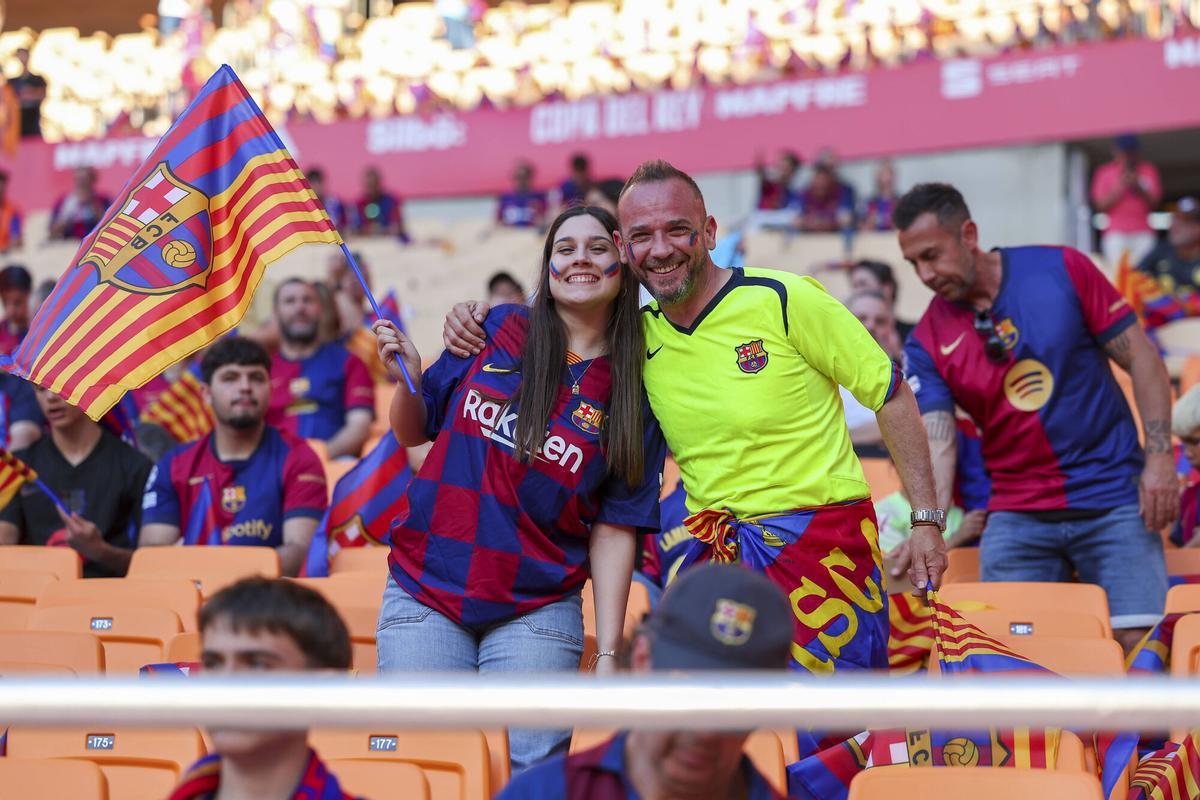 La afición del Barça empieza a llenar la Cartuja