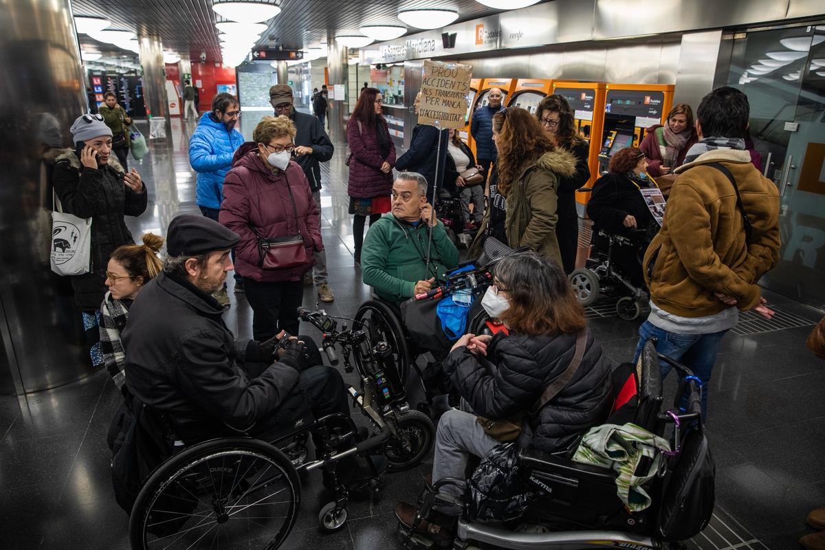 Personas con movilidad reducida piden mejoras en trenes, buses y estaciones para evitar accidentes y obstáculos en el acceso al transporte público