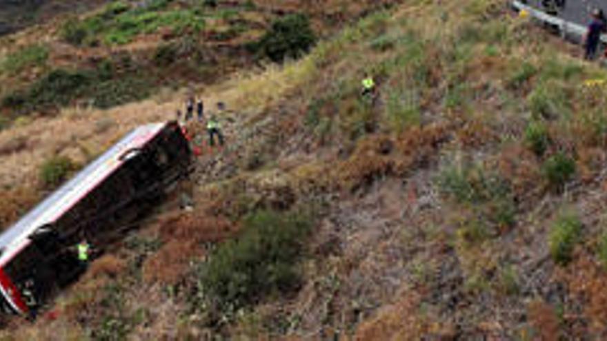 Fallece una persona tras volcar una guagua en La Palma