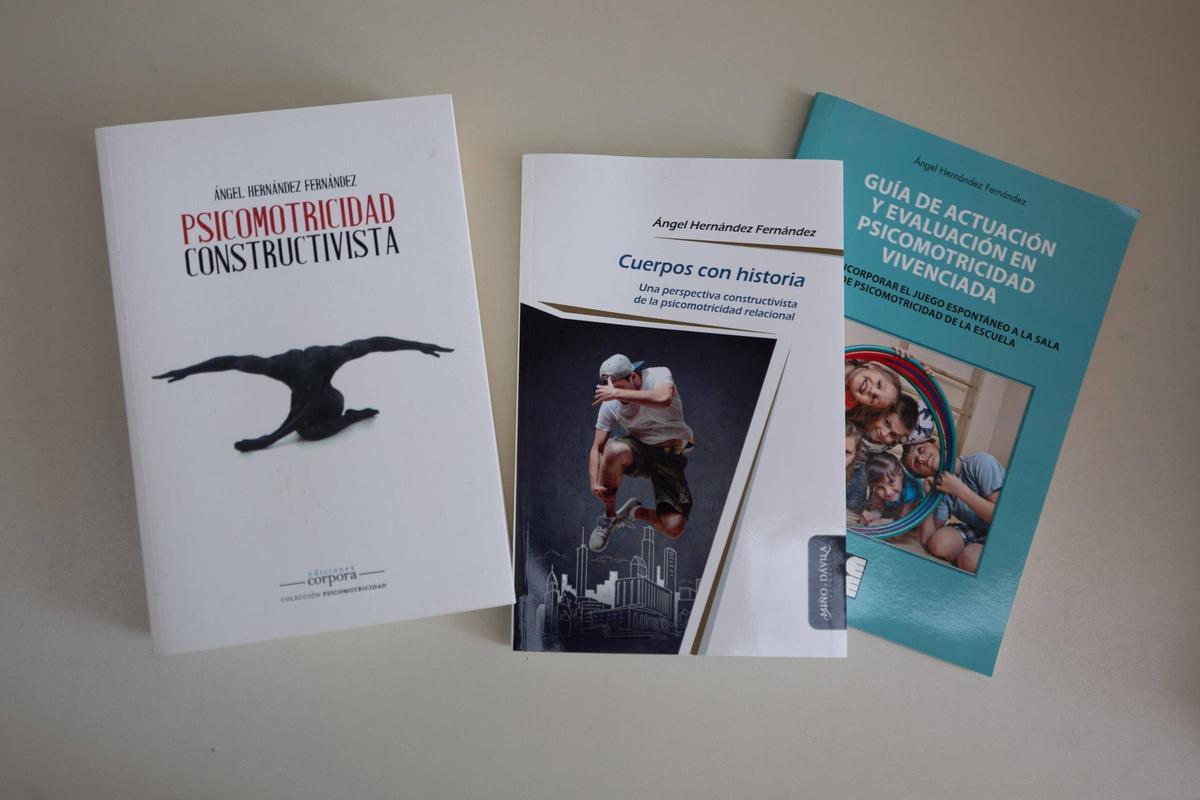 Tres de los cinco ejemplares que ha dedicado a la psicomotricidad el doctor en psicología Ángel Hernández.