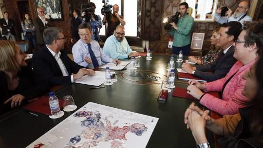 Rubén Alfaro, presidente de la FVMP, entre Climent, Puig, y altos cargos del Servef y Hacienda.