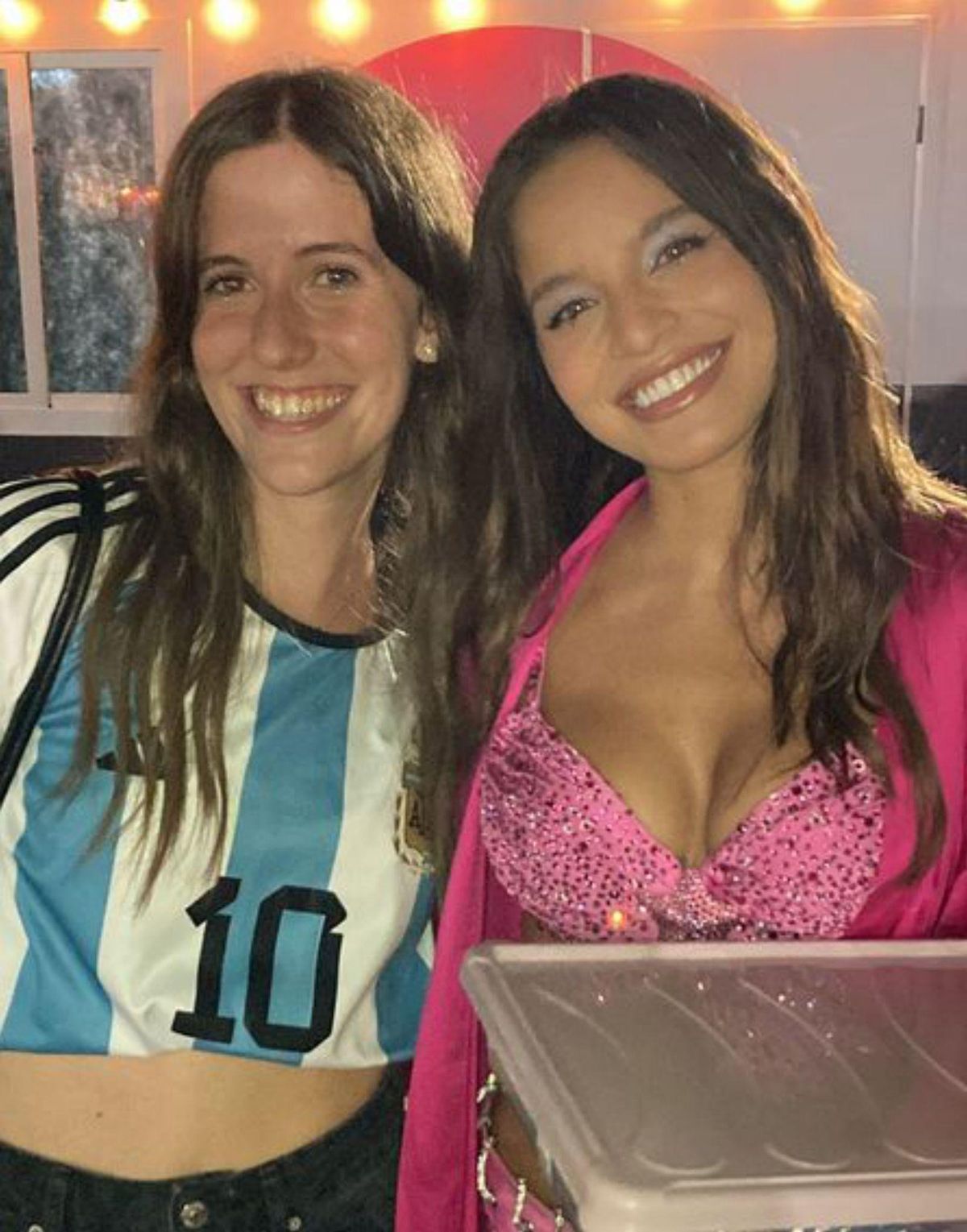 Lucía Rodríguez con Emilia y el cachopo dentro de una fuente