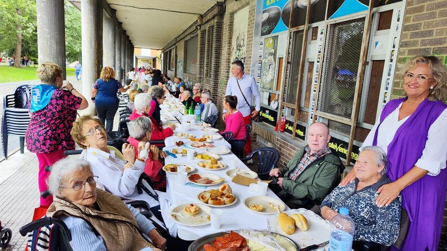 La lluvia no puede con las fiestas de Lugones, que disfrutó a tope del desfile y la comida en la calle de Santa Isabel