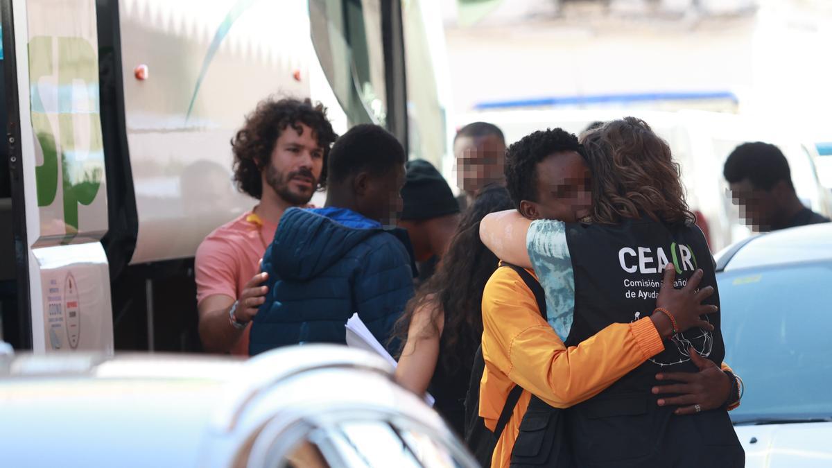 Llegada de migrantes a un hotel de Alcalá de Guadaíra, nuevo centro de acogida de refugiados.