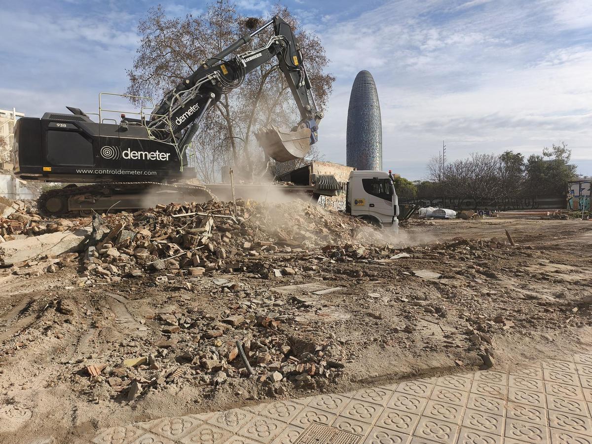 Derribo de fincas en Consell de Cent con Dos de Maig para ampliar el parque de Glòries