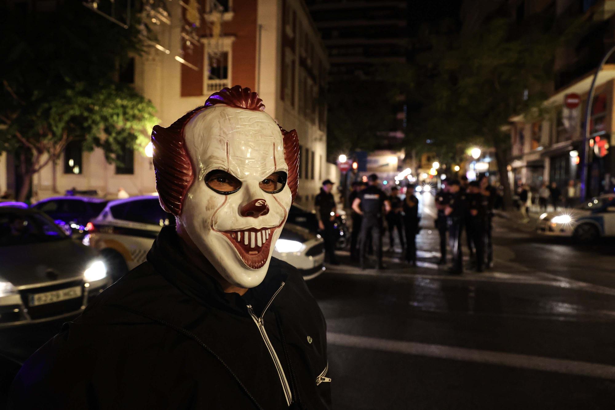 Agentes de Policía Nacional disfrazados realizan controles en la noche de Halloween en el casco antiguo de Alicante