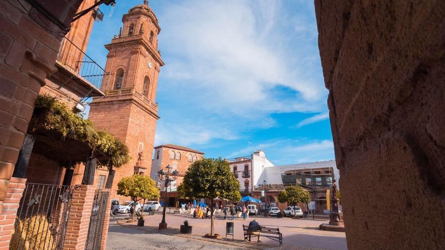 Ni Zuheros ni Priego: este es el pueblo rojo de Córdoba que cautiva por romper con la tradición de los pueblos blancos