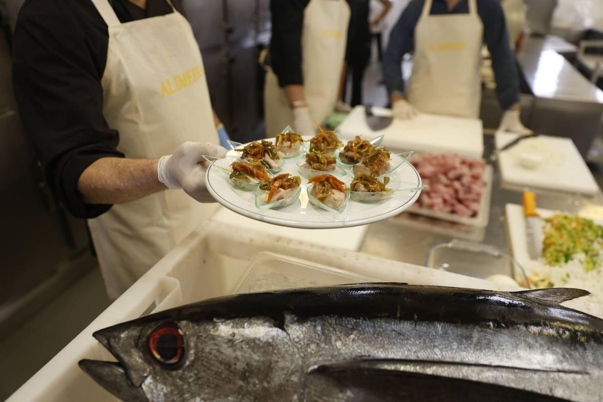 El "campanu del mar", marmitaco solidario en la Cocina Económica
