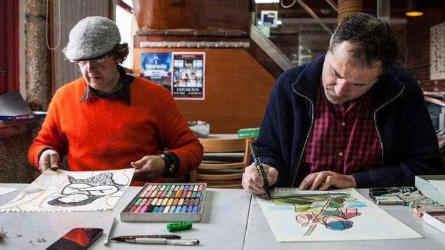 Raúl Velloso (izq.) y Luís Davila (dch.) ayer en A Centoleira, en Beluso.