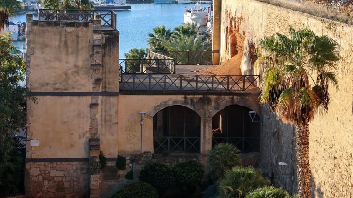 La torre mediaval del Baluard de Sant Pere se derrumba