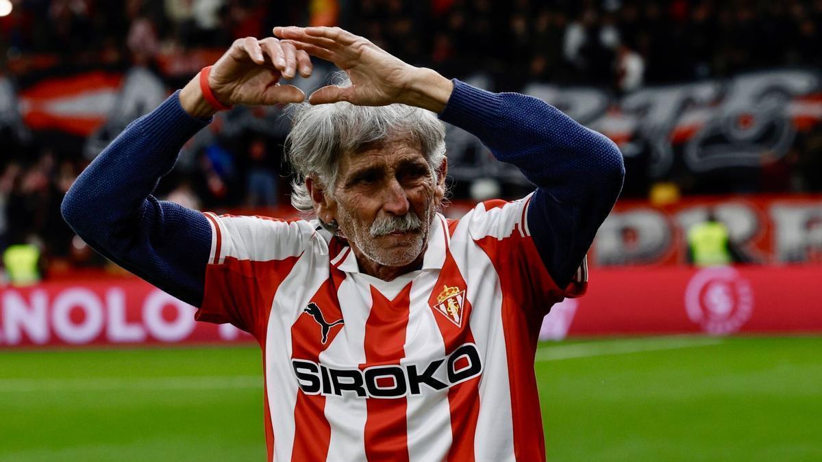 Mesa, emocionado, entre el aplauso de un Molinón en pie.