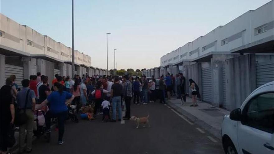 150 vecinos del Cerro Gordo en Badajoz protestan por la ocupación de una vivienda