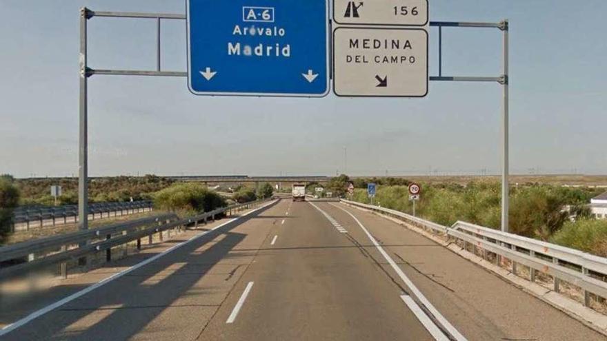 La salida de vía se produjo en el kilómetro 156 de la A-6 en sentido a Madrid, a la altura de Medina. // FDV