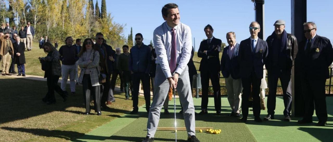 El alcalde de Córdoba practica su ‘swing’ en el nuevo ‘pitch and putt’ de la ciudad.