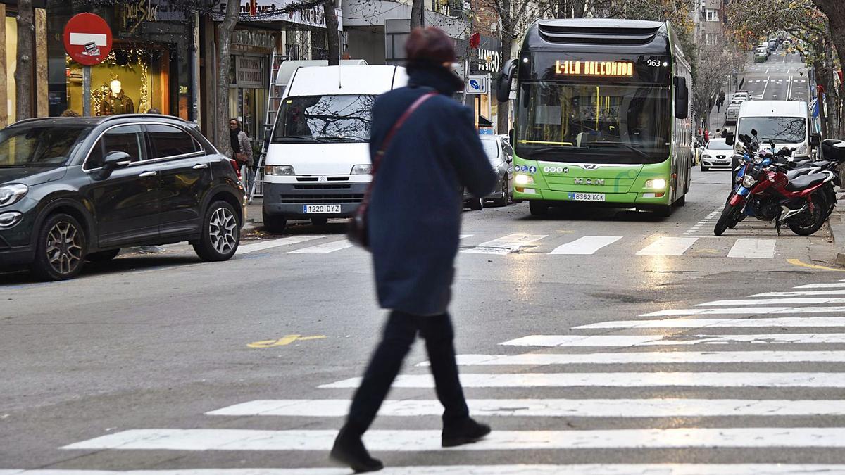 El carrer d’Àngel Guimerà amb un autobús passant  | ARXIU/MIREIA ARSO