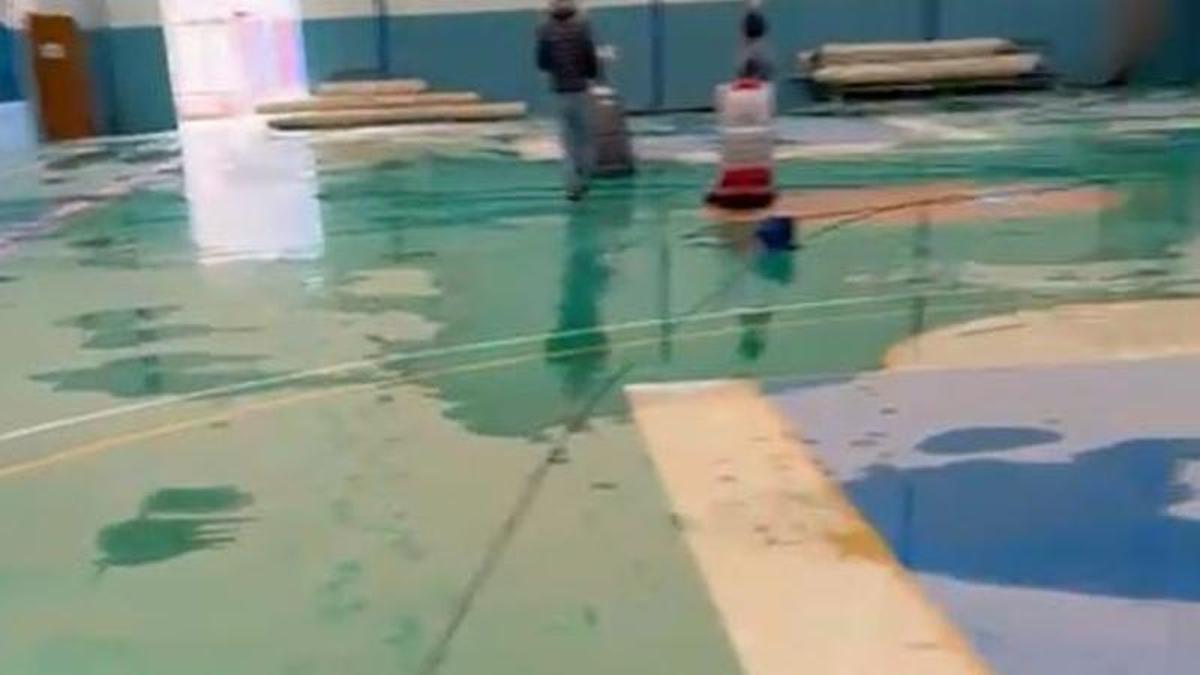 Trabajos de limpieza en el pabellón de Guadassuar.