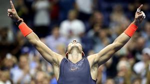 Rafael Nadal celebra exhausto su éxito ante Thiem.