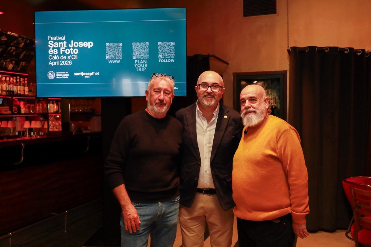 El alcalde de Sant Josep, Vicent Roig (en el centro), con los fotógrafos Joan F. Ribas y José Juan Gonzálvez, organizadores de 'Sant Josep és foto'.