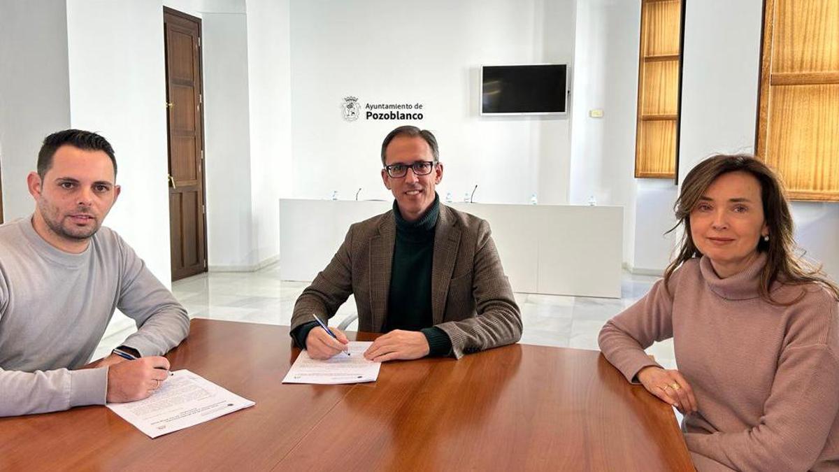 Firma del acuerdo entre el Ayuntamiento de Pozoblanco y el Centro Comercial Abierto.