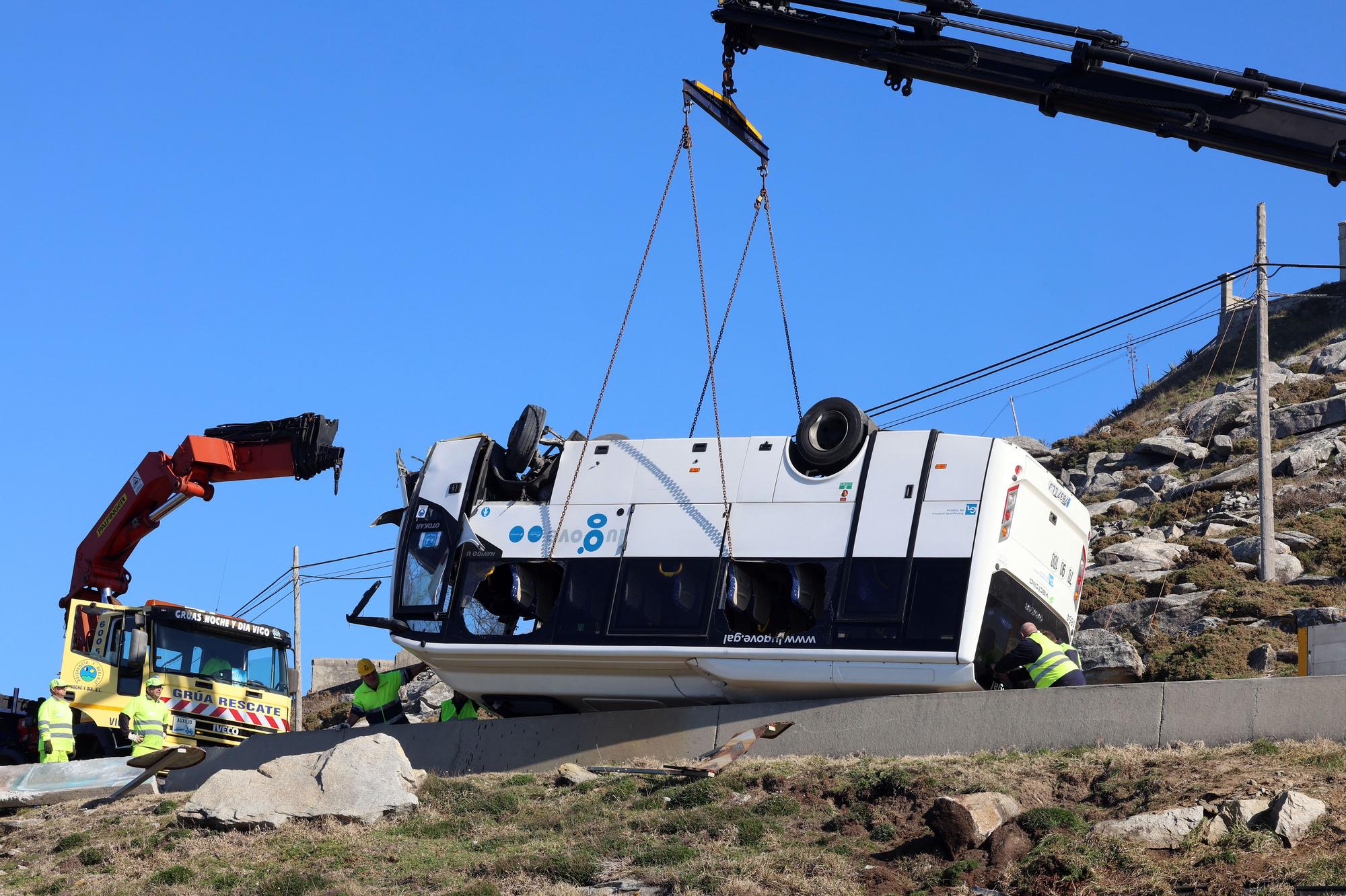 Un microbús vuelca sobre las rocas de cabo Silleiro