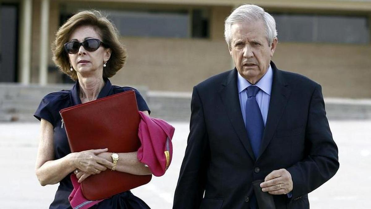 Los abogados María Dolores Márquez y Javier Gómez de Liaño en una imagen de 2013.