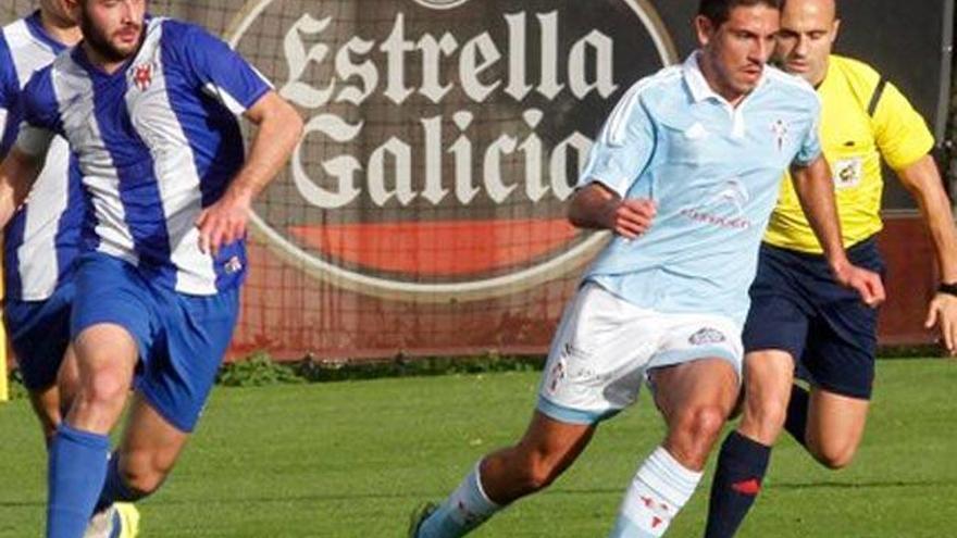 Un jugador del Celta B seguido de un defensa del Izarra. // Celta de Vigo