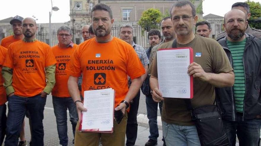 Trabajadores de Alcoa, ayer, tras presentar la solicitud en la Xunta.