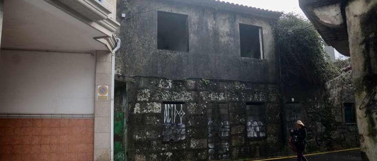 La vivienda número 10 de la Rúa do Ouro y su finca es una de las que subasta el juzgado. // Rafa Vázquez