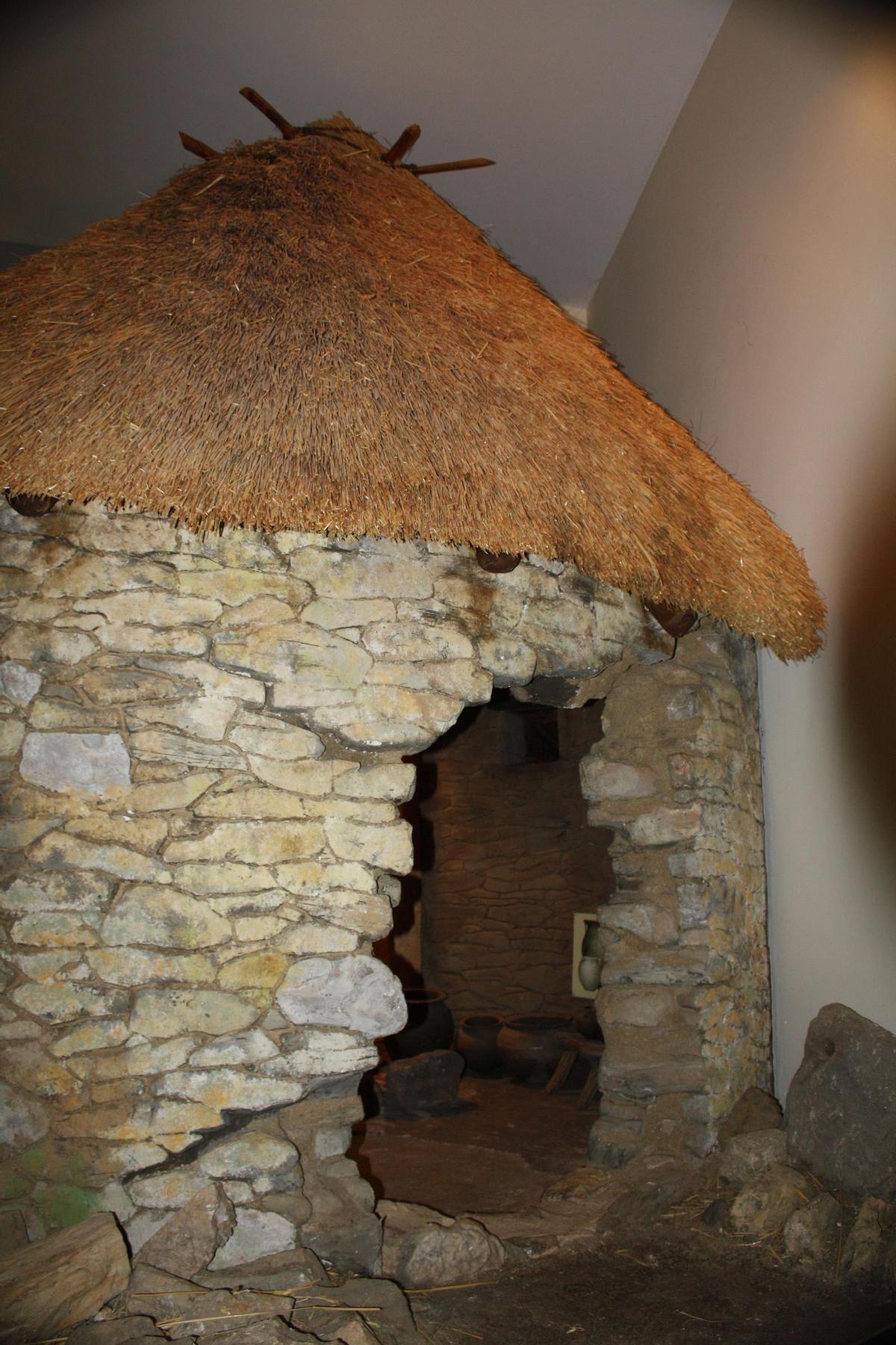 Reconstrucción de una de las viviendas de los castros de Punta Neixón, en el Centro Arqueológico del Barbanza
