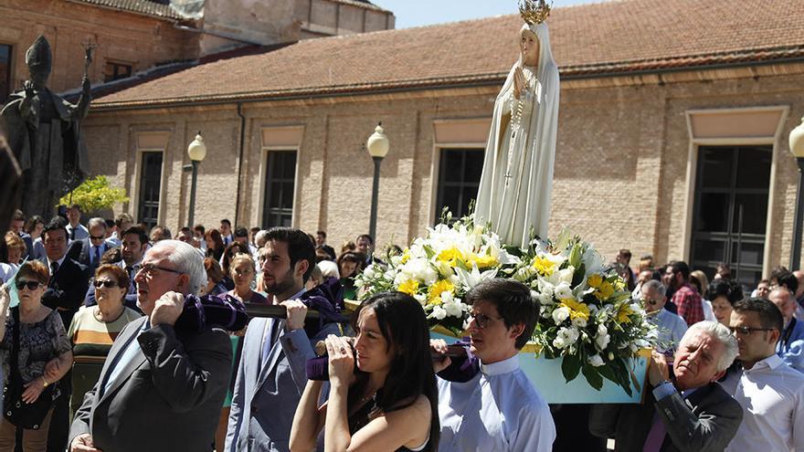 José Luis Mendoza, portando la imagen de la Virgen de Fátima junto a otros miembros de la Universidad