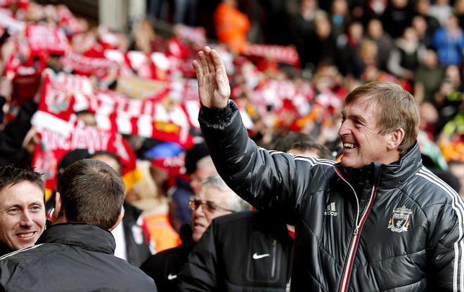 Kenny Dalglish, leyenda del Liverpool, anuncia que sufre cáncer
