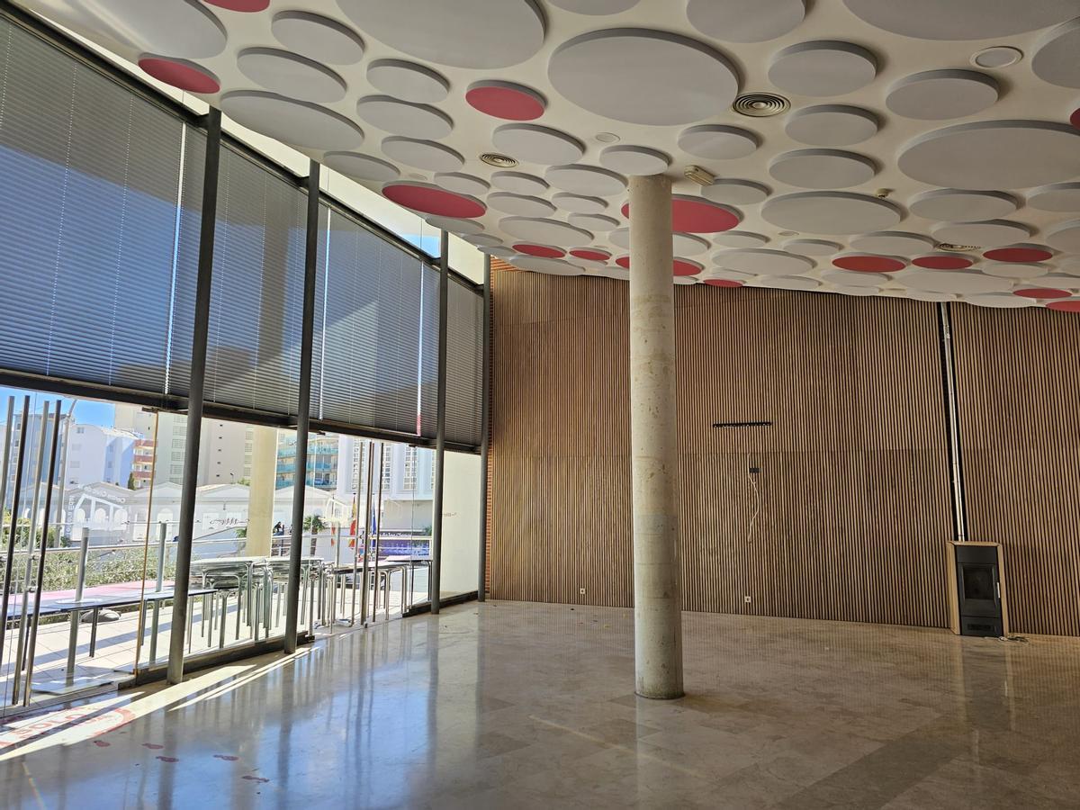 Interior del renovado centro cívica