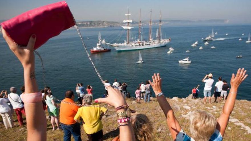 La alicantina Alicia de Miguel saluda con su bolso desde el faro de San Juan