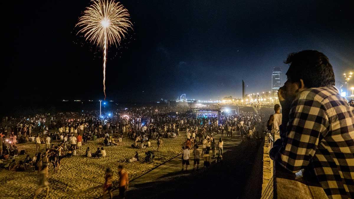 Verbena de Sant Joan en la playa de Barcelona