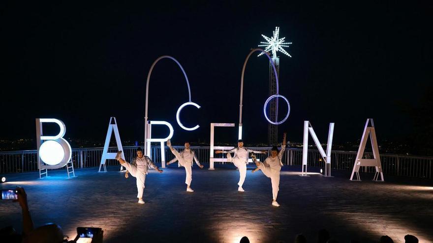 El Tibidabo enciende las letras ‘Barcelona’ para abrir la temporada de verano del parque de atracciones