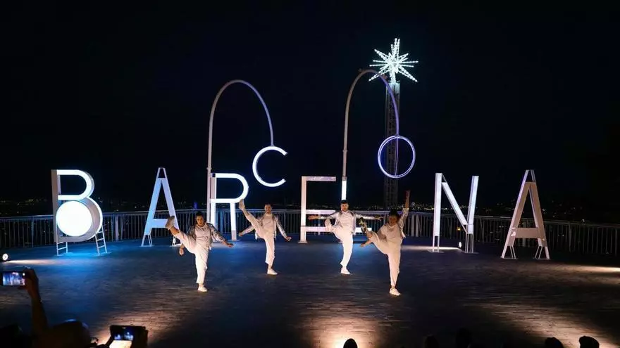 El Tibidabo enciende las letras ‘Barcelona’ para abrir la temporada de verano del parque de atracciones