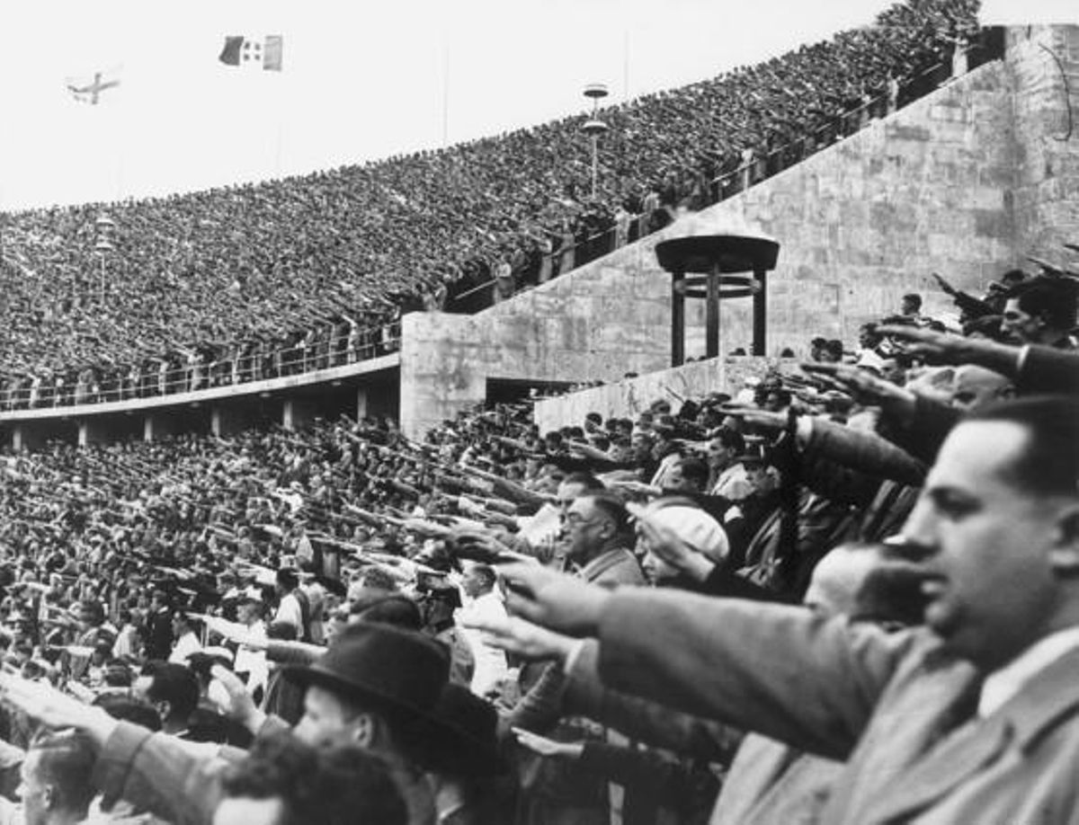 La multitud saluda Hitler en els Jocs Olímpics de Berlín del 1936.