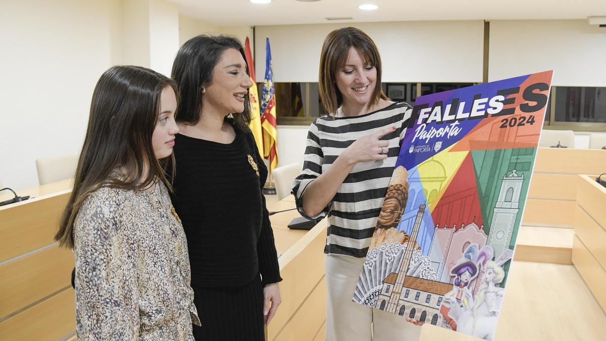 La edil de Cultura y las falleras mayores de Paiporta con el cartel de Fallas 2024.